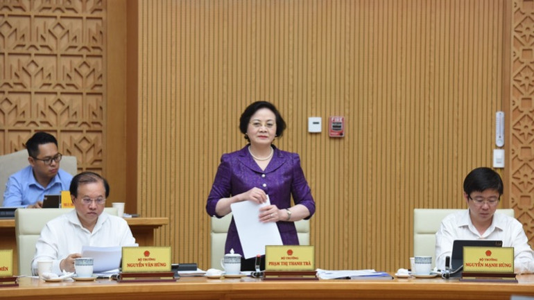 Bộ trưởng Nội vụ Phạm Thị Thanh Trà báo cáo tại phiên họp. (Ảnh: TRẦN HẢI) Bộ trưởng Nội vụ Phạm Thị Thanh Trà báo cáo tại phiên họp. (Ảnh: TRẦN HẢI)