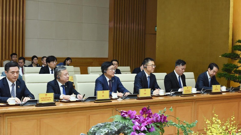 Đại sứ Trung Quốc tại Việt Nam Hà Vĩ (ngoài cùng bên phải) cùng lãnh đạo các tập đoàn, doanh nghiệp lớn của Trung Quốc tham dự Tọa đàm (Ảnh: TRẦN HẢI). Đại sứ Trung Quốc tại Việt Nam Hà Vĩ (ngoài cùng bên phải) cùng lãnh đạo các tập đoàn, doanh nghiệp lớn của Trung Quốc tham dự Tọa đàm (Ảnh: TRẦN HẢI).