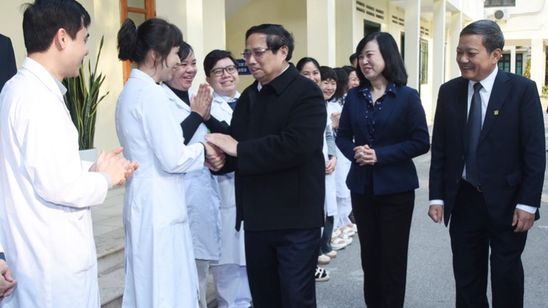 Thủ tướng Phạm Minh Chính chúc Tết cán bộ, y sĩ, bác sĩ và nhân viên y tế Bệnh viện Phổi Trung ương. (Ảnh: TRẦN HẢI)
