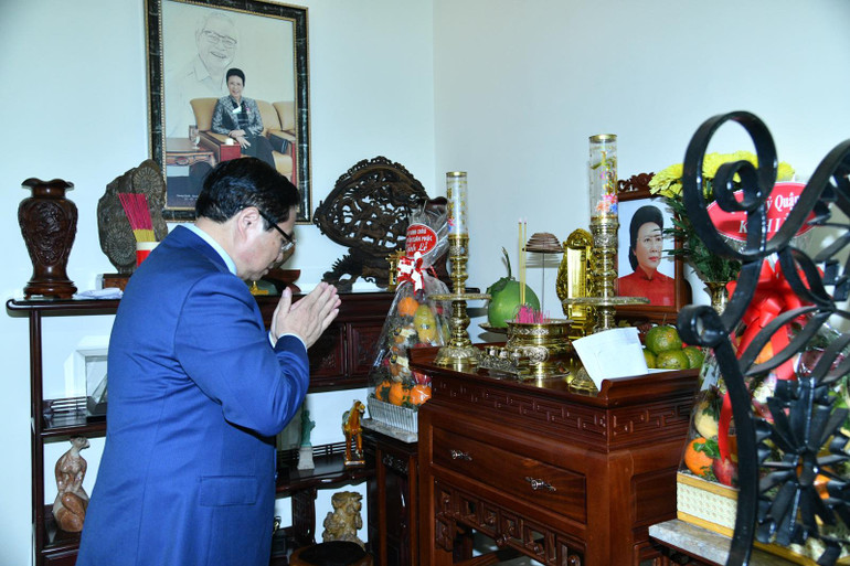 Thủ tướng Phạm Minh Chính thắp hương Phu nhân cố Thủ tướng Võ Văn Kiệt, GS,TS Phan Lương Cầm. (Ảnh: THANH GIANG)