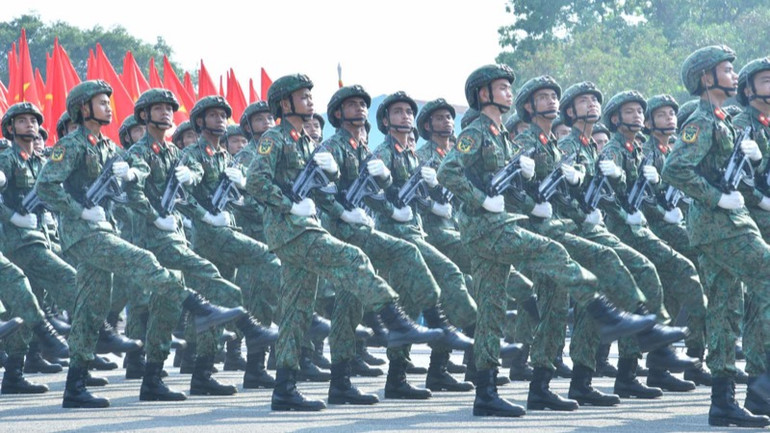 Khối lực lượng lục quân diễu binh qua Lễ đài. (Ảnh: THANH GIANG)