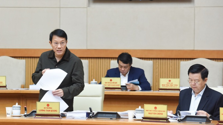 Bộ trưởng Công an Lương Tam Quang trình bày báo cáo tại phiên họp.