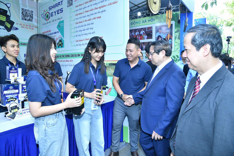 Thủ tướng Phạm Minh Chính trải nghiệm sản phẩm của một nhóm sinh viên khởi nghiệp (Ảnh: THANH GIANG).