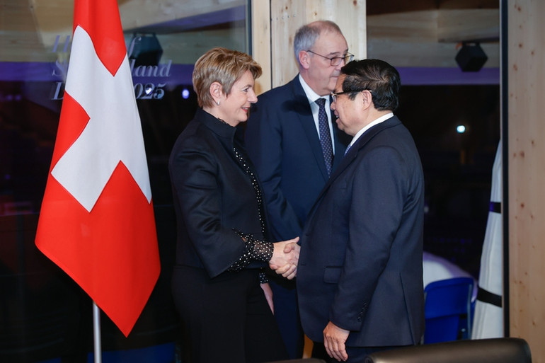 Tổng thống Thụy Sĩ Karin Keller-Sutter bắt tay Thủ tướng Chính phủ Phạm Minh Chính. (Ảnh: NHẬT BẮC/VGP) Tổng thống Thụy Sĩ Karin Keller-Sutter bắt tay Thủ tướng Chính phủ Phạm Minh Chính. (Ảnh: NHẬT BẮC/VGP)