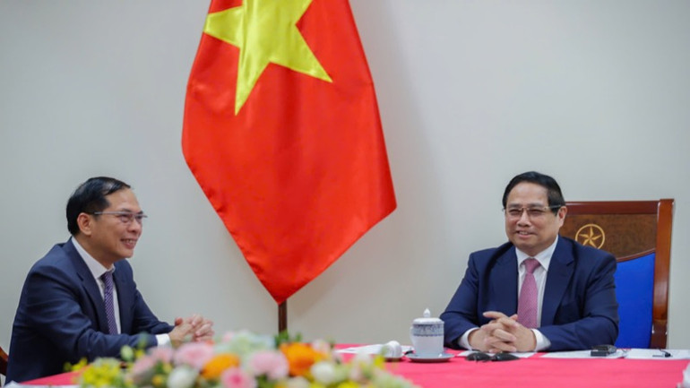 Thủ tướng Chính phủ Phạm Minh Chính và Phó Thủ tướng, Bộ trưởng Ngoại giao Bùi Thanh Sơn tại điện đàm (Ảnh: TRẦN HẢI).