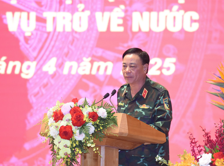 Thiếu tướng Phạm Văn Tỵ, Phó Cục trưởng Cục Cứu hộ, Cứu nạn (Bộ Tổng Tham mưu Quân đội nhân dân Việt Nam) phát biểu ý kiến tại buổi lễ. (Ảnh: TRẦN HẢI)