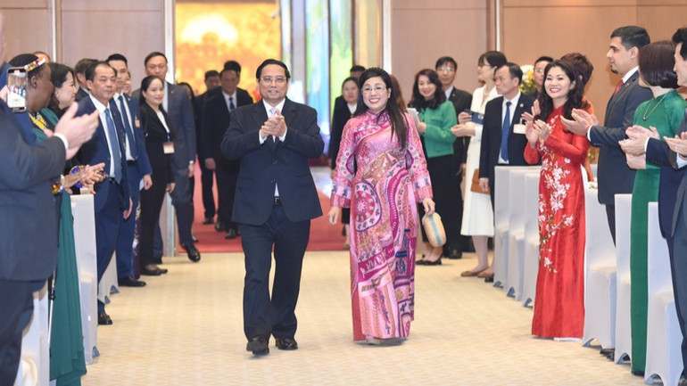 Thủ tướng Phạm Minh Chính và Phu nhân tiến vào hội trường tổ chức sự kiện. (Ảnh: TRẦN HẢI)