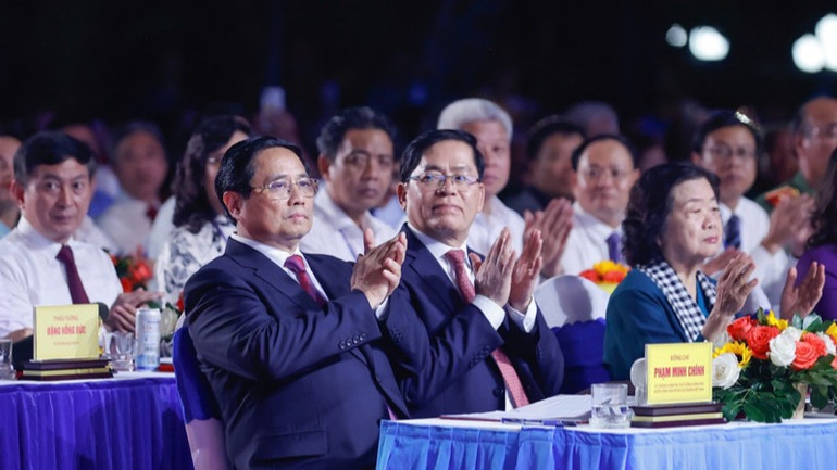 Thủ tướng Phạm Minh Chính và các đồng chí lãnh đạo, đại biểu tham dự lễ kỷ niệm. (Ảnh: NHẬT BẮC/VGP)