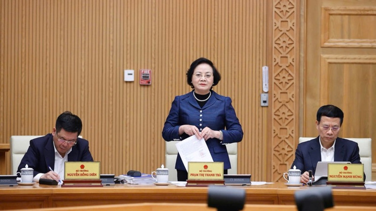 Bộ trưởng Nội vụ Phạm Thị Thanh Trà phát biểu ý kiến tại phiên họp. (Ảnh: TRẦN HẢI)