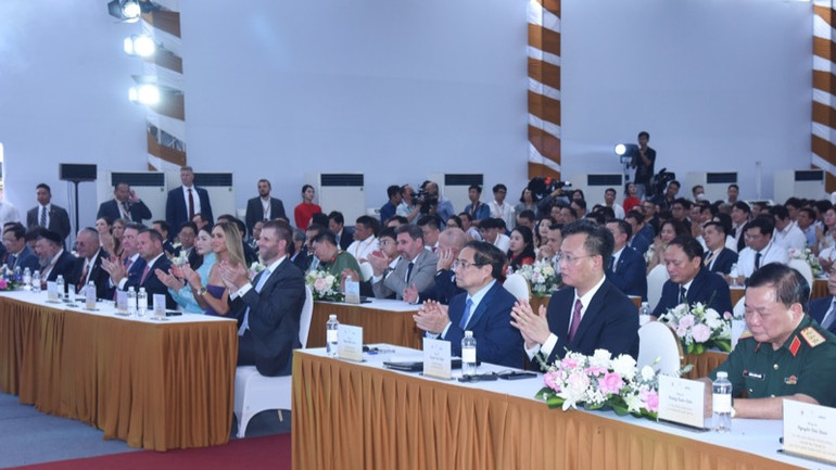 Thủ tướng Phạm Minh Chính và các đại biểu tham dự lễ khởi công (Ảnh: TRẦN HẢI).