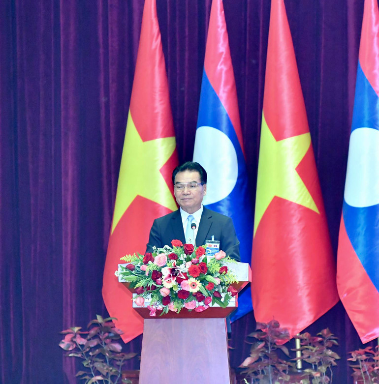 Bộ trưởng Kế hoạch và Đầu tư Lào Phet Phomphiphak phát biểu ý kiến tại Hội nghị. (Ảnh THANH GIANG)