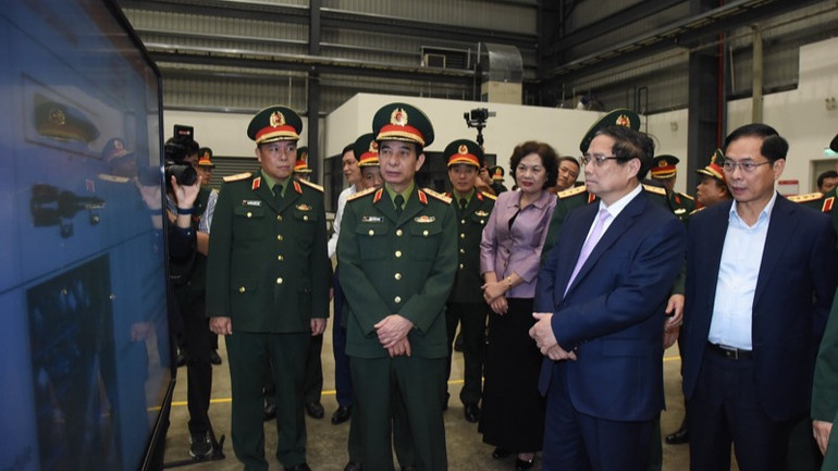 Thủ tướng Phạm Minh Chính nghe giới thiệu về một số sản phẩm công nghiệp quốc phòng. (Ảnh: TRẦN HẢI) Thủ tướng Phạm Minh Chính nghe giới thiệu về một số sản phẩm công nghiệp quốc phòng. (Ảnh: TRẦN HẢI)