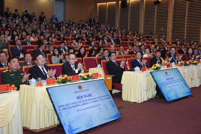 Thủ tướng Phạm Minh Chính, các đồng chí lãnh đạo và các đại biểu tham dự Hội nghị tổng kết. (Ảnh: TRẦN HẢI)