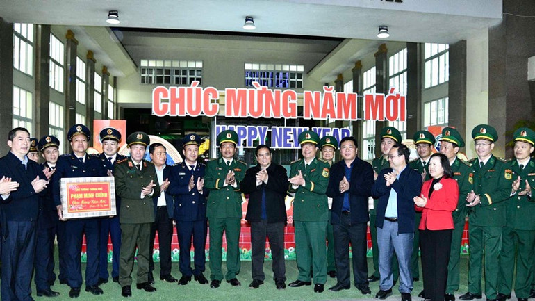 Thủ tướng Phạm Minh Chính với các lực lượng chức năng liên ngành làm nhiệm vụ tại Cửa khẩu Tân Thanh. (Ảnh: THANH GIANG)