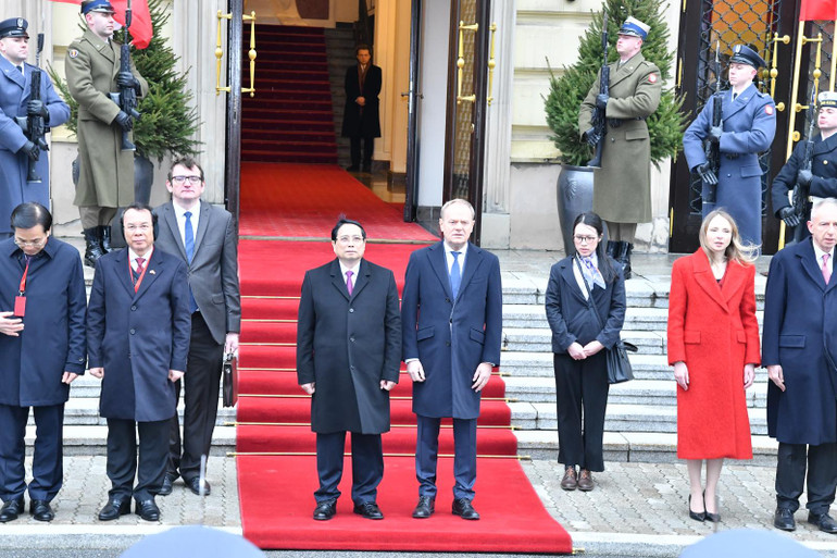 Hai Thủ tướng Việt Nam và Ba Lan tại Lễ đón.