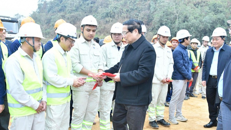 Thủ tướng Phạm Minh Chính mừng tuổi nhân dịp Xuân mới cho kỹ sư, công nhân trên công trường xây dựng tuyến cao tốc Đồng Đăng-Trà Lĩnh. (Ảnh: THANH GIANG) Thủ tướng Phạm Minh Chính mừng tuổi nhân dịp Xuân mới cho kỹ sư, công nhân trên công trường xây dựng tuyến cao tốc Đồng Đăng-Trà Lĩnh. (Ảnh: THANH GIANG)