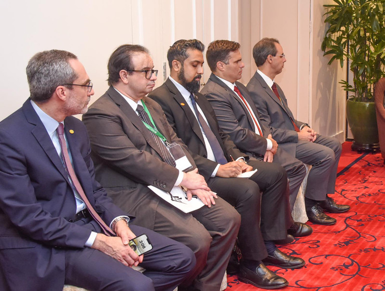 Các đại biểu Tập đoàn Embraer tham dự buổi tiếp. (Ảnh: TRẦN HẢI)