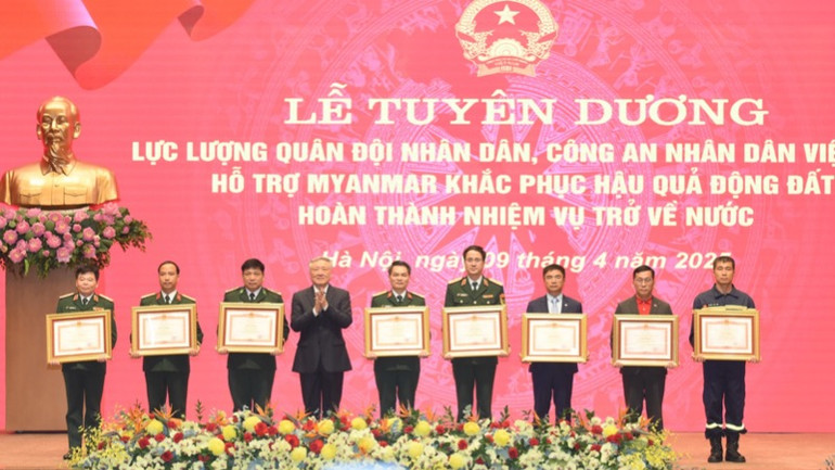 Phó Thủ tướng Thường trực Chính phủ Nguyễn Hòa Bình trao bằng khen của Thủ tướng Chính phủ tặng các tập thể và cá nhân có thành tích xuất sắc trong công tác cứu hộ, cứu nạn ở Myanmar (Ảnh: TRẦN HẢI).