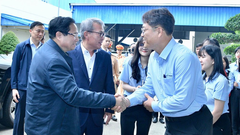 Lãnh đạo Tập đoàn HS Hyosung nồng nhiệt chào đón Thủ tướng Phạm Minh Chính. (Ảnh: THANH GIANG)