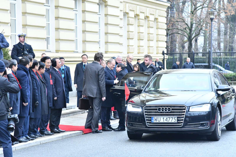 Thủ tướng Ba Lan Donald Tusk đón Thủ tướng Phạm Minh Chính.