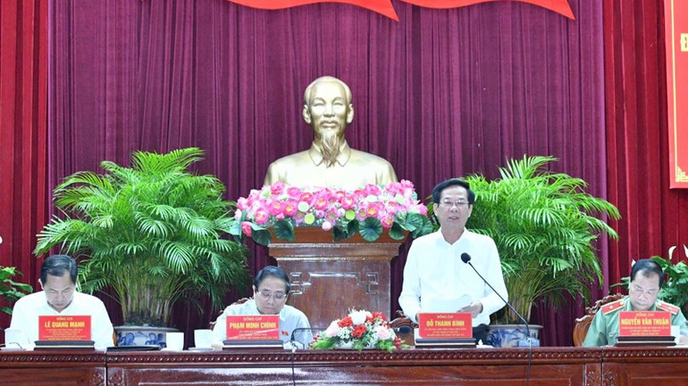 Bí thư Thành ủy Cần Thơ Đỗ Thanh Bình phát biểu ý kiến tại hội nghị tiếp xúc cử tri. (Ảnh: THANH GIANG) Bí thư Thành ủy Cần Thơ Đỗ Thanh Bình phát biểu ý kiến tại hội nghị tiếp xúc cử tri. (Ảnh: THANH GIANG)