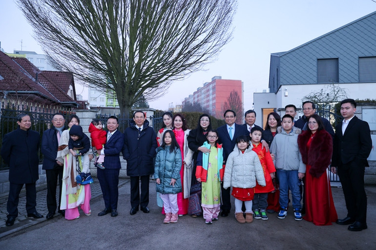 Thủ tướng Phạm Minh Chính và Phu nhân với gia đình ông Hoàng Đình Thắng. Ảnh: Nhật Bắc/VGP Thủ tướng Phạm Minh Chính và Phu nhân với gia đình ông Hoàng Đình Thắng. Ảnh: Nhật Bắc/VGP