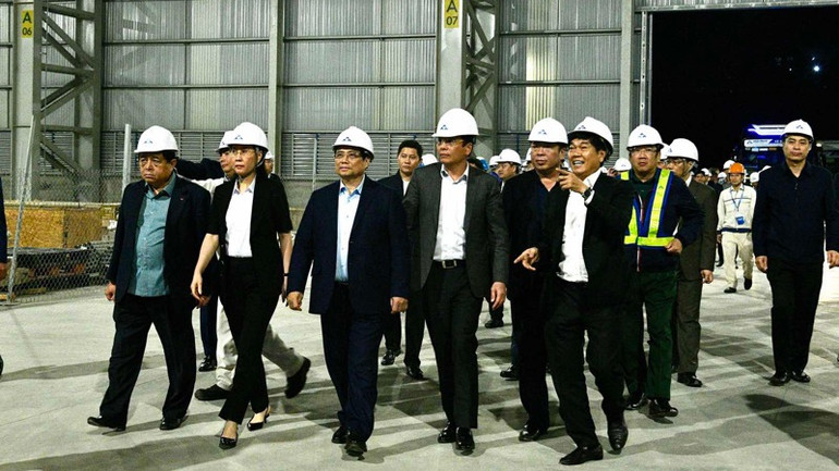 Thủ tướng Phạm Minh Chính thăm nhà máy cán thép trong Khu liên hợp gang thép Hòa Phát Dung Quất. (Ảnh: THANH GIANG)