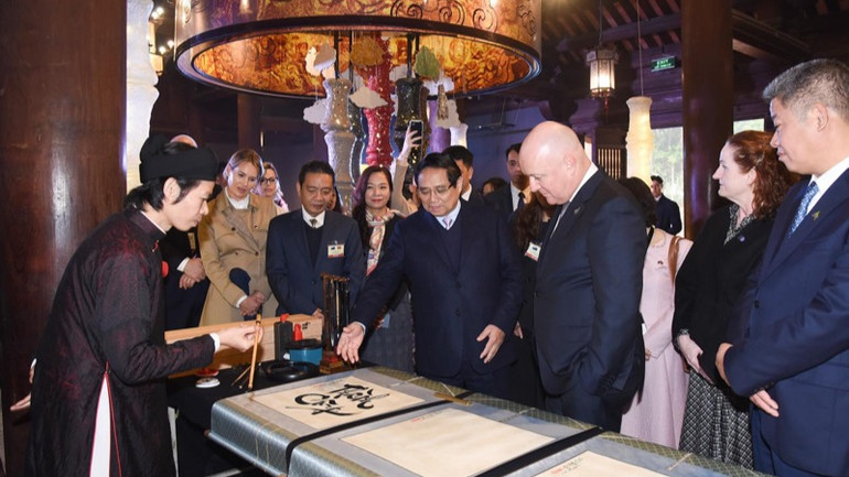 Thủ tướng New Zealand Christopher Luxon được thầy đồ tặng chữ &quot;Thành công&quot; và &quot; Thịnh vượng&quot; tại Văn Miếu-Quốc Tử Giám. (Ảnh: TRẦN HẢI)