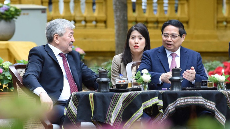 Trước tượng đồng "Bác Hồ ngồi làm việc trong vườn hoa Phủ Chủ tịch", Thủ tướng Phạm Minh Chính mời Thủ tướng Adylbek Kasymaliev thưởng thức cà phê Việt Nam, đồng thời giới thiệu về văn hóa cà phê, truyền thống lịch sử, văn hóa hào hùng, phong phú của Việt Nam. Trước tượng đồng "Bác Hồ ngồi làm việc trong vườn hoa Phủ Chủ tịch", Thủ tướng Phạm Minh Chính mời Thủ tướng Adylbek Kasymaliev thưởng thức cà phê Việt Nam, đồng thời giới thiệu về văn hóa cà phê, truyền thống lịch sử, văn hóa hào hùng, phong phú của Việt Nam.