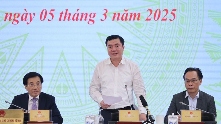 Thứ trưởng Công thương Nguyễn Sinh Nhật Tân phát biểu ý kiến tại họp báo (Ảnh: VGP).