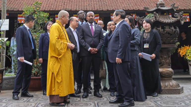 Thủ tướng Phạm Minh Chính giới thiệu với Thủ tướng Ethiopia và Phu nhân về chùa Trấn Quốc. (Ảnh: VGP/Nhật Bắc)