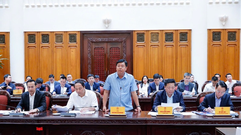 Lãnh đạo tỉnh Kiên Giang báo cáo Thủ tướng Chính phủ tại cuộc họp. (Ảnh: TRẦN HẢI)