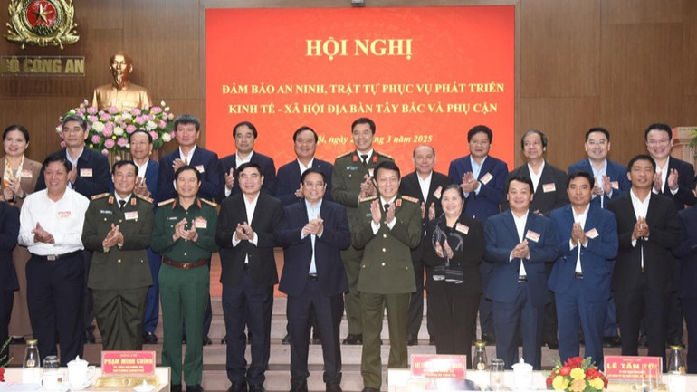 Thủ tướng Phạm Minh Chính và các đồng chí lãnh đạo tham dự Hội nghị. (Ảnh: TRẦN HẢI)