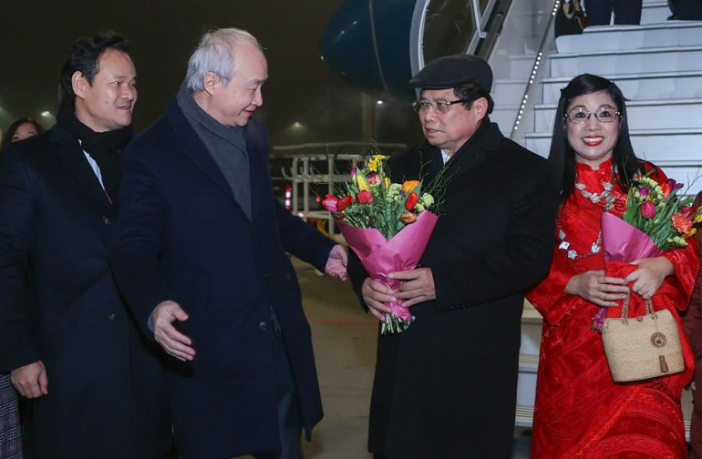 Đại sứ Việt Nam tại Thụy Sĩ Phùng Thế Long đón Thủ tướng Phạm Minh Chính và Phu nhân tại chân cầu thang máy bay. (Ảnh: NHẬT BẮC/VGP)