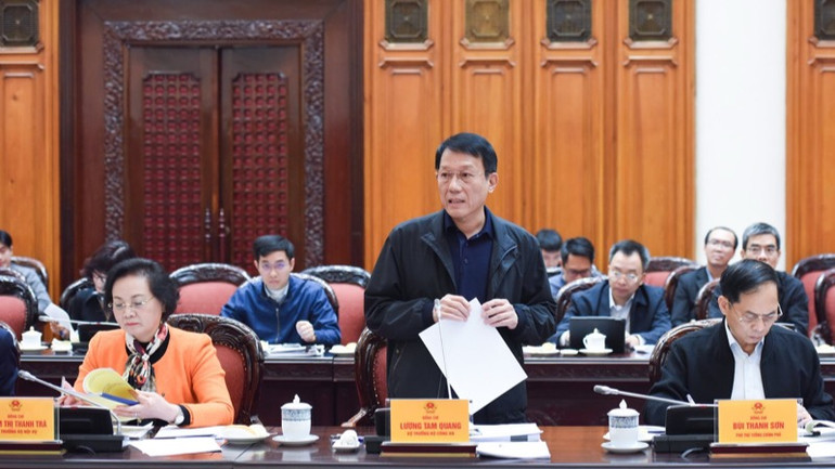 Bộ trưởng Công an Lương Tam Quang phát biểu ý kiến tại Phiên họp (Ảnh: TRẦN HẢI).