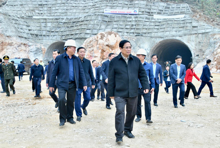 Thủ tướng Phạm Minh Chính đi kiểm tra việc thi công hầm Đông Khê (Ảnhh: THANH GIANG). Thủ tướng Phạm Minh Chính đi kiểm tra việc thi công hầm Đông Khê (Ảnhh: THANH GIANG).