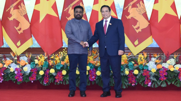 Thủ tướng Phạm Minh Chính bắt tay Tổng thống Sri Lanka Anura Kumara Dissanayaka. (Ảnh: TRẦN HẢI) Thủ tướng Phạm Minh Chính bắt tay Tổng thống Sri Lanka Anura Kumara Dissanayaka. (Ảnh: TRẦN HẢI)