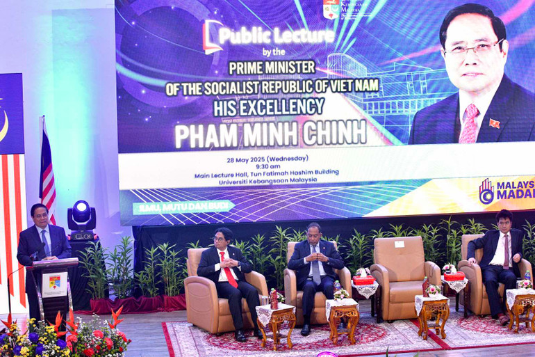 Thủ tướng Phạm Minh Chính trao đổi các vấn đề liên quan phát triển Việt Nam và Malaysia. (Ảnh: THANH GIANG)