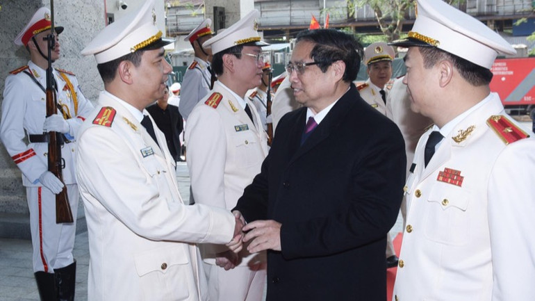 Thủ tướng Phạm Minh Chính tới thăm, động viên Cục An ninh điều tra, Bộ Công an. (Ảnh: TRẦN HẢI)