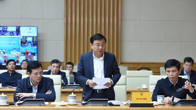 Đại diện lãnh đạo Bộ Xây dựng báo cáo tại Phiên họp. (Ảnh: TRẦN HẢI)