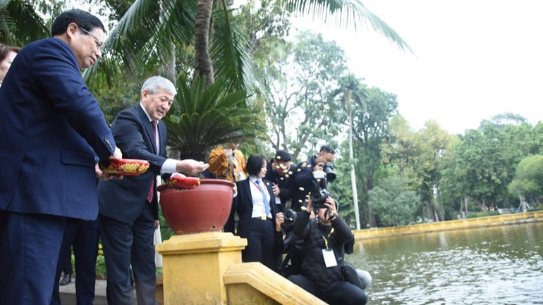 Thủ tướng Phạm Minh Chính và Thủ tướng Kyrgzystan Adylbek Kasymaliev thăm ao cá Bác Hồ nằm ngay trước khuôn viên nhà sàn và cho cá ăn. Thủ tướng Phạm Minh Chính và Thủ tướng Kyrgzystan Adylbek Kasymaliev thăm ao cá Bác Hồ nằm ngay trước khuôn viên nhà sàn và cho cá ăn.