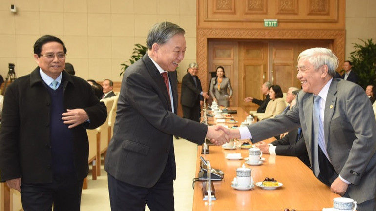 Tổng Bí thư Tô Lâm với các đồng chí nguyên lãnh đạo Đảng, Nhà nước tại chương trình gặp mặt. (Ảnh: TRẦN HẢI)