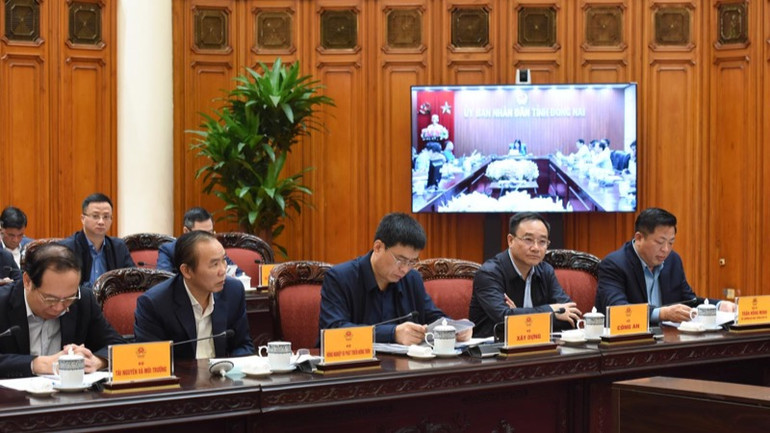 Đại diện các bộ, ngành tham dự cuộc họp. (Ảnh: TRẦN HẢI)