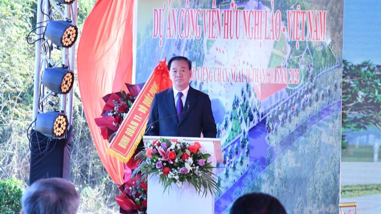 Đồng chí Thongsalith Mangnomek, Bí thư Trung ương Đảng, Chánh Văn phòng Trung ương Đảng Nhân dân Cách mạng Lào phát biểu ý kiến tại buổi lễ. (Ảnh: THANH GIANG)