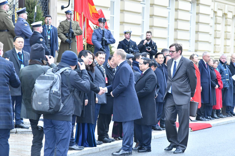 Thủ tướng Phạm Minh Chính giới thiệu với Thủ tướng Donald Tusk lãnh đạo các bộ, ban, ngành Việt Nam.