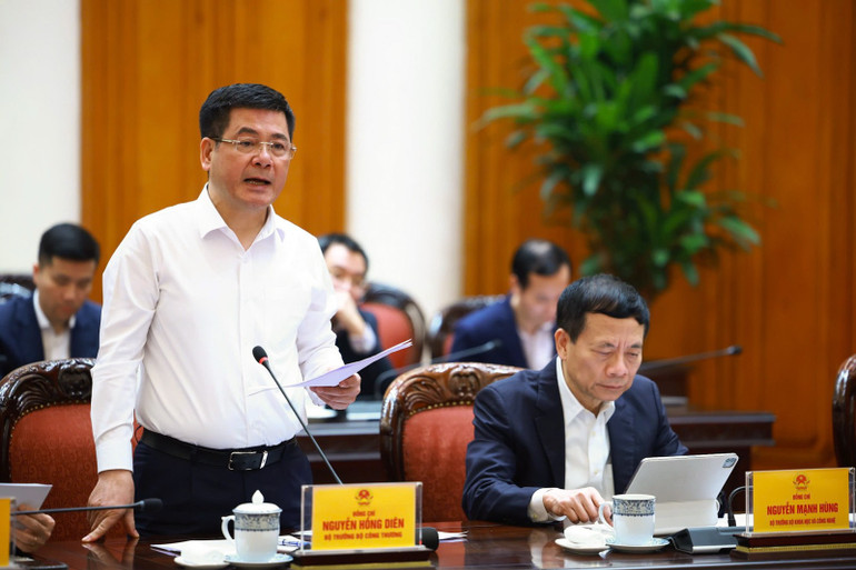 Bộ trưởng Công thương Nguyễn Hồng Diên phát biểu ý kiến tại cuộc họp. (Ảnh: TRẦN HẢI)