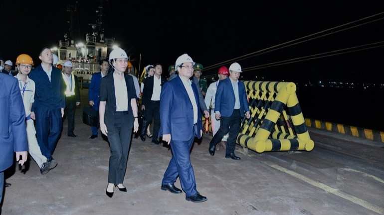 Thủ tướng Phạm Minh Chính thị sát Cảng Hòa Phát Dung Quất và bốc dỡ nguyên liệu tại cầu cảng. (Ảnh: THANH GIANG)