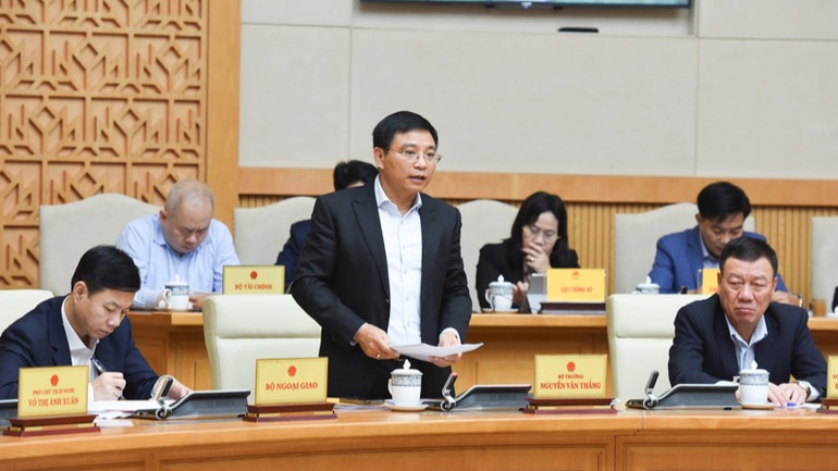 Bộ trưởng Tài chính Nguyễn Văn Thắng báo cáo tại phiên họp. (Ảnh: TRẦN HẢI)