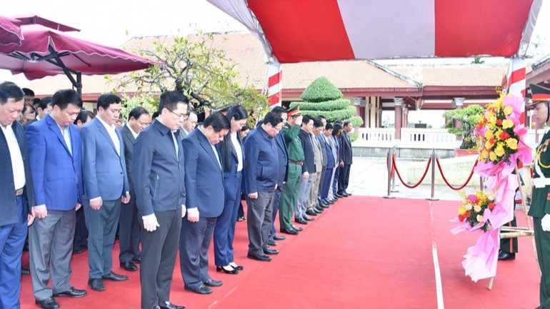 Thủ tướng Phạm Minh Chính và các đồng chí lãnh đạo dành một phút mặc niệm tưởng nhớ cố Thủ tướng Phạm Văn Đồng (Ảnh: THANH GIANG)