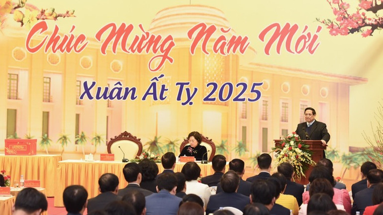 Thủ tướng Phạm Minh Chính phát biểu ý kiến chỉ đạo, giao nhiệm vụ cho ngành ngân hàng. (Ảnh: TRẦN HẢI)
